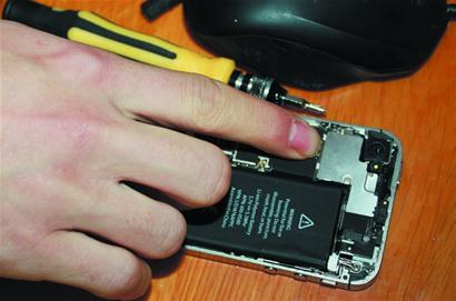 青島小哥用零件組裝Iphone4S爆紅 與行貨無(wú)差 青島小哥用零件組裝Iphone4S爆紅 與行貨無(wú)差