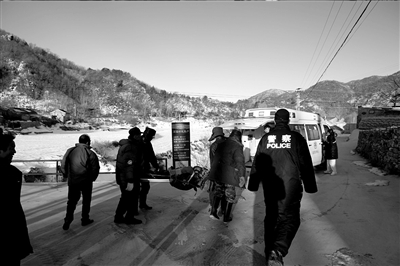 昏迷的傷者被抬下山。 救援人員供圖