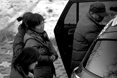 死者家屬聞訊傷心不已，并立即趕往醫(yī)院。本報記者譚青攝