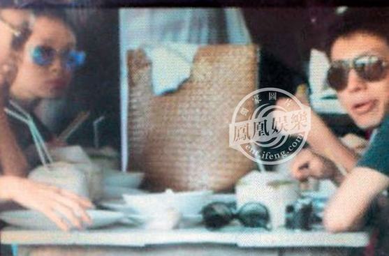 撒貝寧攜“撒嫂”章子怡甜蜜泰國(guó)游 穿情侶拖被迫分開(kāi)坐