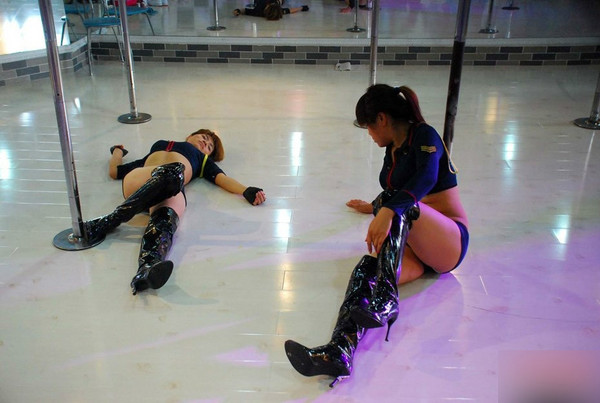 曝鋼管舞女郎年收入達(dá)七八十萬(wàn)