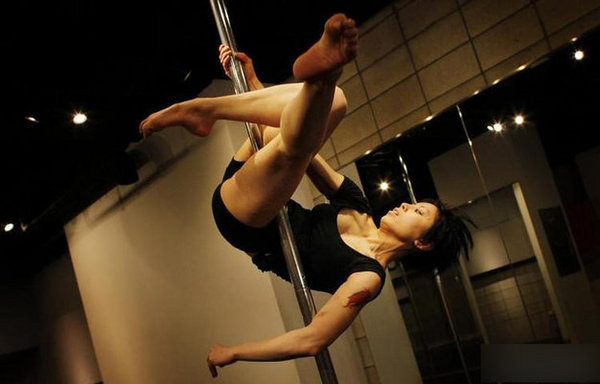 曝鋼管舞女郎年收入達(dá)七八十萬