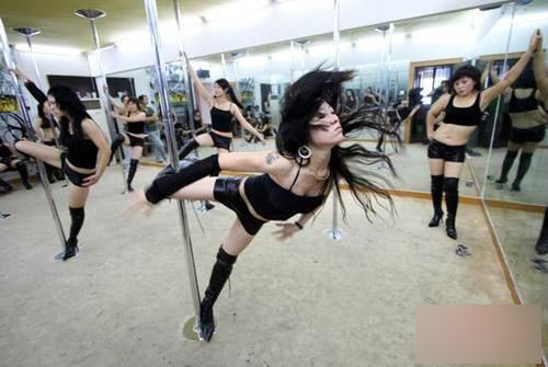 曝鋼管舞女郎年收入達(dá)七八十萬