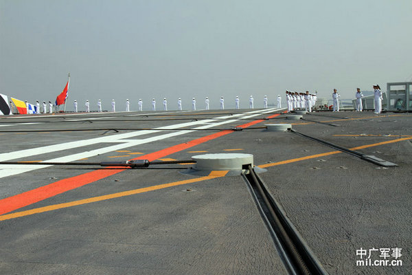 資料圖：遼寧艦飛行甲板上的攔阻索。