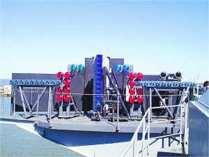 資料圖：遼寧艦上的光學助降設備。