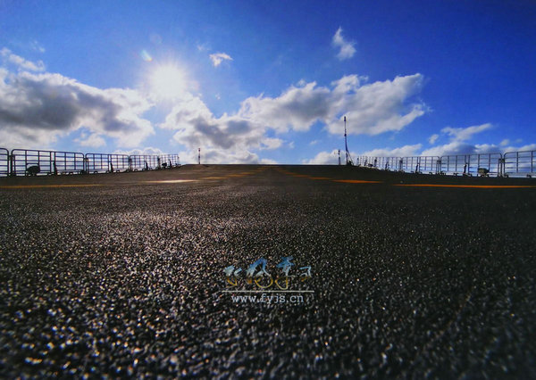 資料圖：遼寧艦的飛行甲板采用特殊的防滑設計和特種涂料。