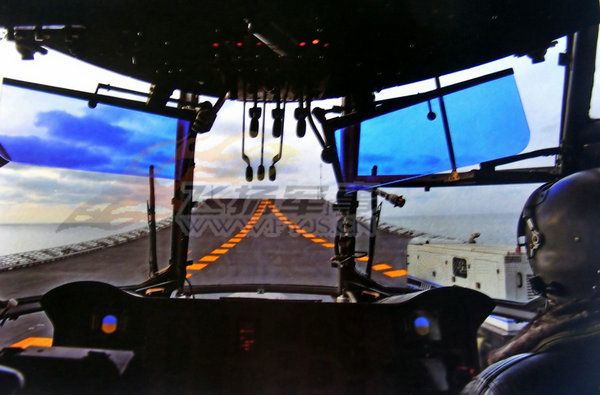 資料圖：直-8艦載直升機中拍攝遼寧艦飛行甲板。