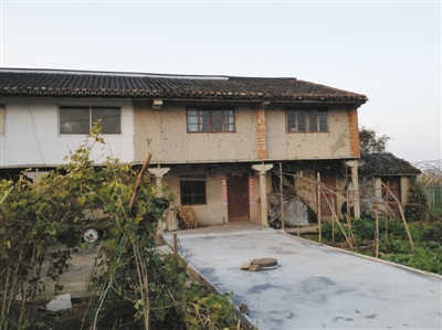 19日，事發(fā)地藍孔雀幼兒園，小朋友在門口玩轉(zhuǎn)椅。園長已被免職。