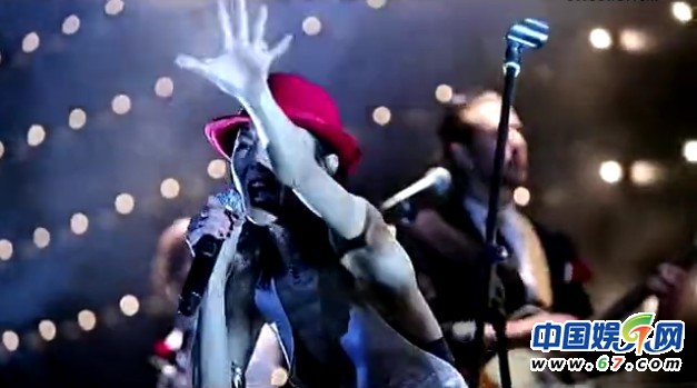 張曼玉登臺獻唱 臺風(fēng)火辣十足