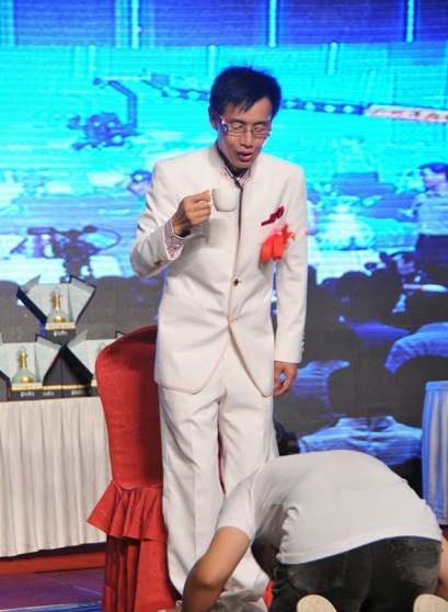 中國(guó)“干爹文化”尷尬了誰(shuí)？