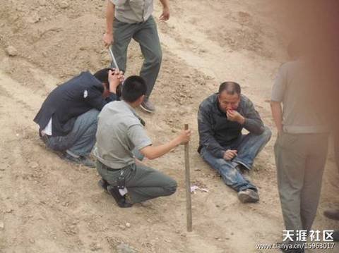 陜AWK707的西安城管執(zhí)法車和6名穿制服的城管，手持棍棒，在郊外毆打兩名倒地男子。 