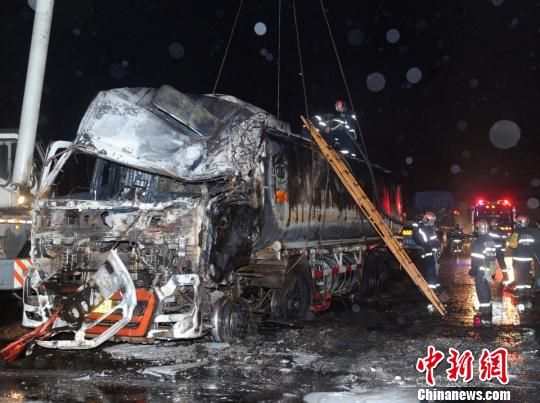 圖為消防官兵爬上油罐車查看情況，準(zhǔn)備吊裝轉(zhuǎn)移肇事油罐車。。劉忠俊攝