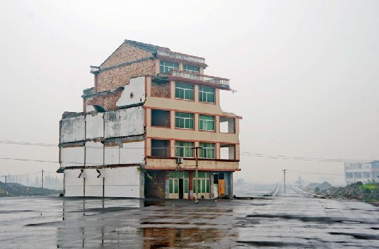 釘子戶幾十米寬?cǎi)R路中間生活