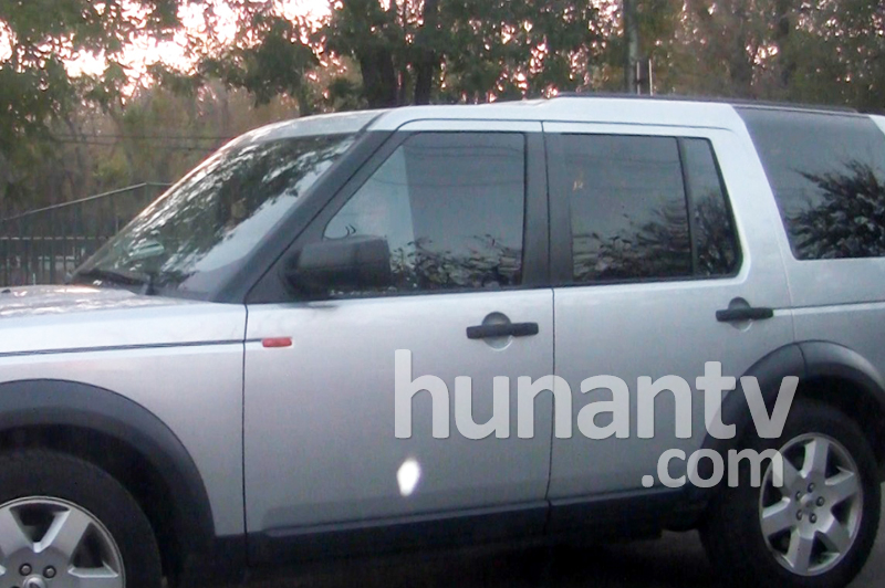 佟大為幼兒園接女兒放學(xué)