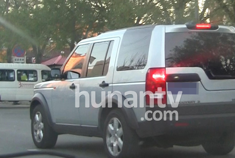 佟大為幼兒園接女兒放學