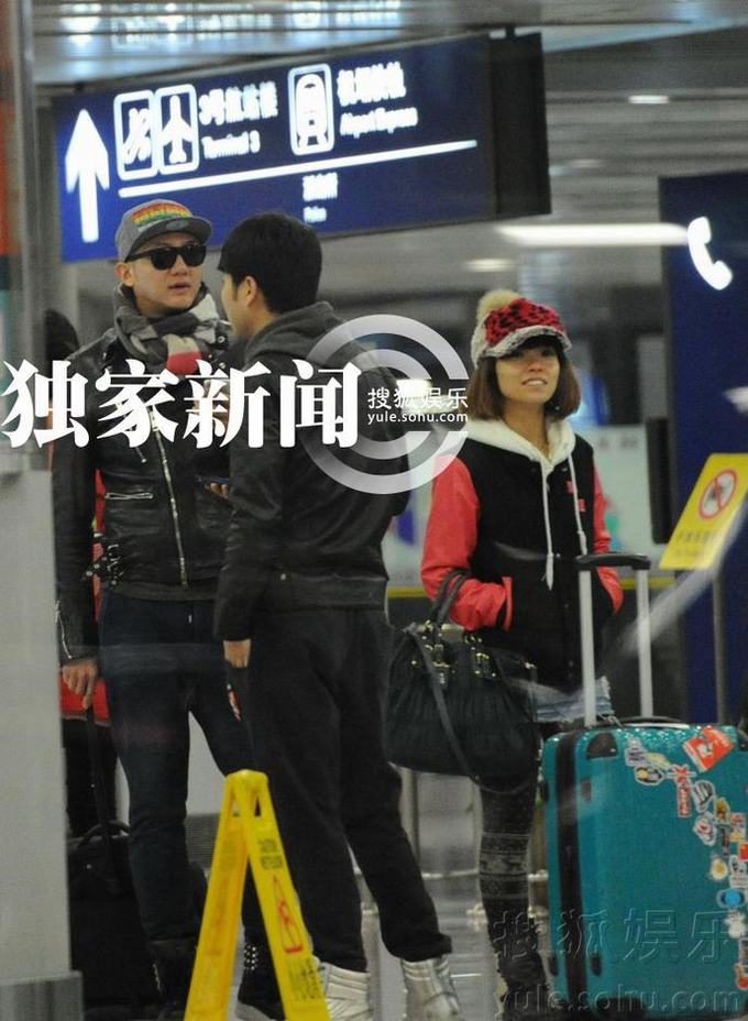 《好聲音》關喆攜美女回京 似女友曝光