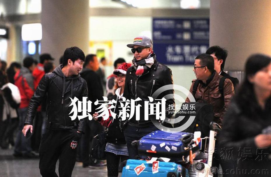 《好聲音》關喆攜美女回京 似女友曝光