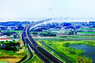 3100米主纜在江上劃出兩道“W”形的優(yōu)美弧線。