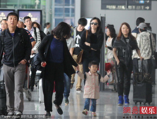 姚晨婚后獨自現(xiàn)身機(jī)場