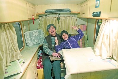 祖父母開房車送放學(xué)孫女培優(yōu) 車內(nèi)電視碟機俱全