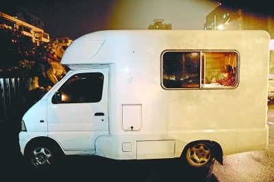 祖父母開房車送放學(xué)孫女培優(yōu) 車內(nèi)電視碟機俱全