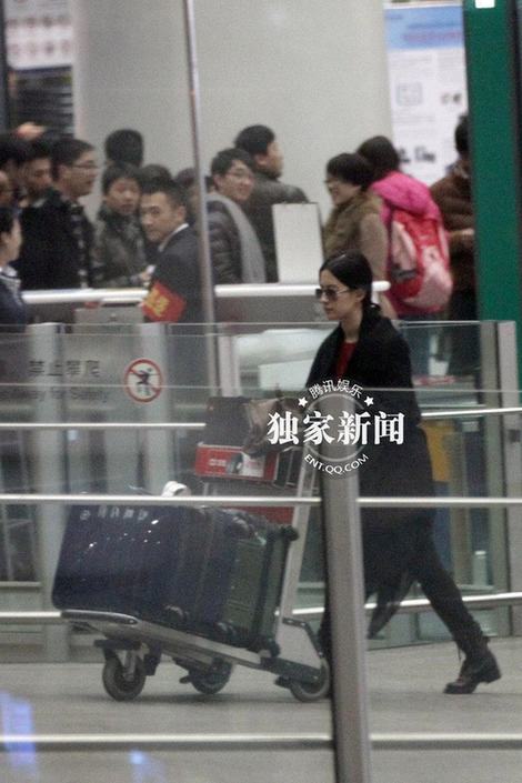劉亦菲攜母回京 干爹陳金飛備豪車隊親自接機(jī)