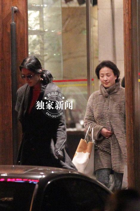 劉亦菲攜母回京 干爹陳金飛備豪車(chē)隊(duì)親自接機(jī)