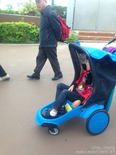 Lucas長大換推車，但手長腳長的他依舊顯得有點勉強