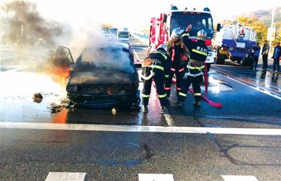 桑塔納路中央自燃 桑塔納路中央自燃