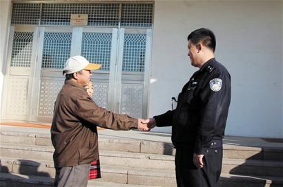 男子帶龍鳳胎探親 男子帶龍鳳胎探親