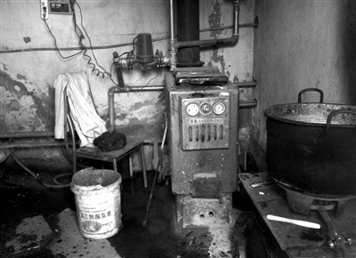 11月15日，通州區(qū)宋莊鎮(zhèn)小堡西街133號(hào)，精佳藝義齒加工中心，生產(chǎn)間內(nèi)污穢臟亂。