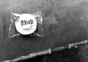 巴掌大面包有一頓沒(méi)一頓 營(yíng)養(yǎng)午餐利潤(rùn)600萬(wàn)