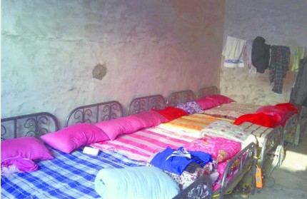 職校生成廉價(jià)勞動力遭學(xué)校倒賣 睡通鋪吃不飽