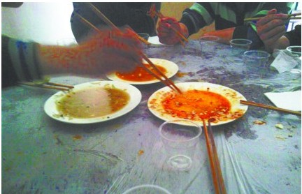 職校生成廉價(jià)勞動力遭學(xué)校倒賣 睡通鋪吃不飽