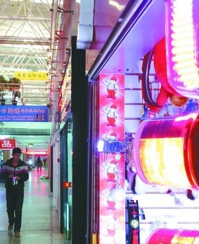 私家車裝警笛搖身變警車 深夜招搖過(guò)市 私家車裝警笛搖身變警車 深夜招搖過(guò)市