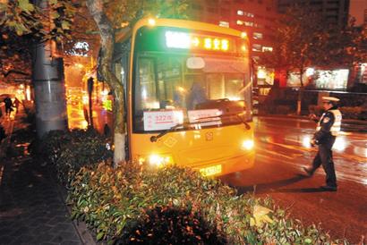 公交車鬧市區(qū)躲人撞樹 三輪車軋人開溜