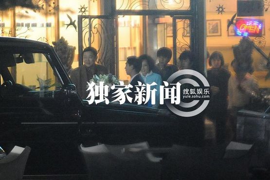 劉曉慶車內(nèi)描眉梳頭 帶經(jīng)紀人易綱赴家宴