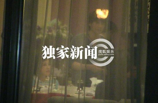 劉曉慶車(chē)內(nèi)描眉梳頭 帶經(jīng)紀(jì)人易綱赴家宴