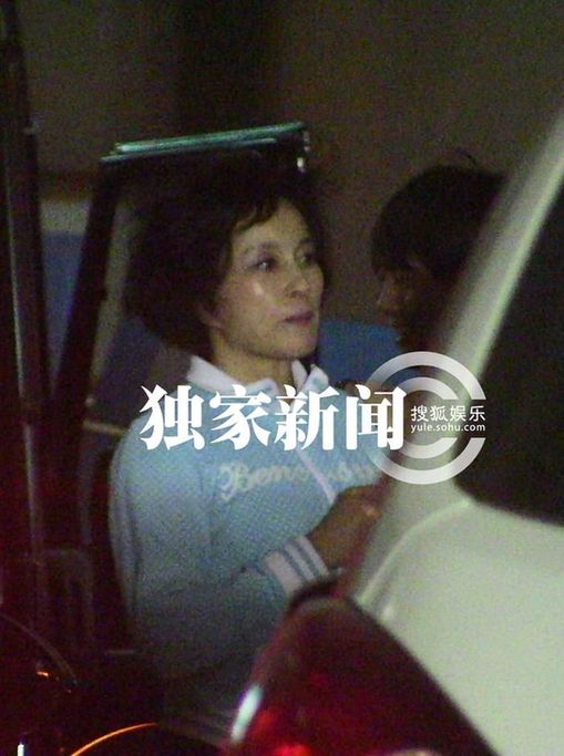 劉曉慶車內描眉梳頭 帶經紀人易綱赴家宴