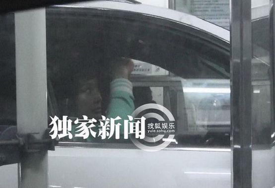 劉曉慶車內(nèi)描眉梳頭 帶經(jīng)紀(jì)人易綱赴家宴