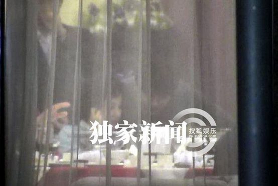 劉曉慶車(chē)內(nèi)描眉梳頭 帶經(jīng)紀(jì)人易綱赴家宴