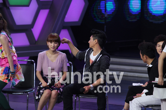 吳奇隆馬蘇牽手錄節(jié)目很是曖昧 緋聞越來(lái)越撲朔迷離