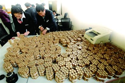 揭秘硬幣點鈔機(jī):1小時能點2萬 38萬硬幣包成7600個錠