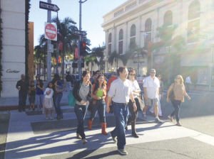 羅迪歐大道上前來(lái)采購(gòu)的中國(guó)買家。（美國(guó)《僑報(bào)》/夏嘉 攝）