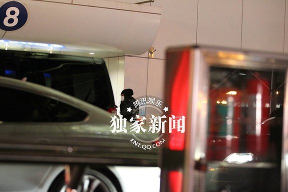 李冰冰素顏亮相眼袋深倦容明顯