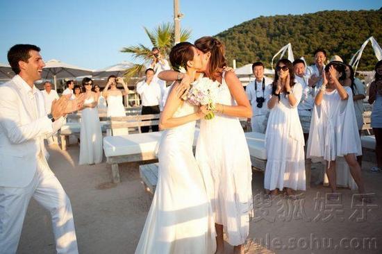 梁詠琪百?gòu)埢槎Y溫馨照曝光 與老公擁吻分享幸福