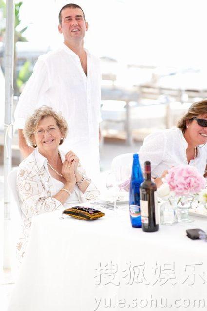 梁詠琪百?gòu)埢槎Y溫馨照曝光 與老公擁吻分享幸福