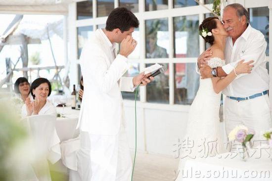 梁詠琪百?gòu)埢槎Y溫馨照曝光 與老公擁吻分享幸福