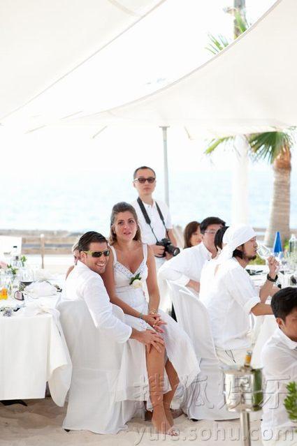 梁詠琪百?gòu)埢槎Y溫馨照曝光 與老公擁吻分享幸福