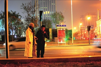 受害者在事發(fā)現(xiàn)場講述當(dāng)時(shí)的情形。